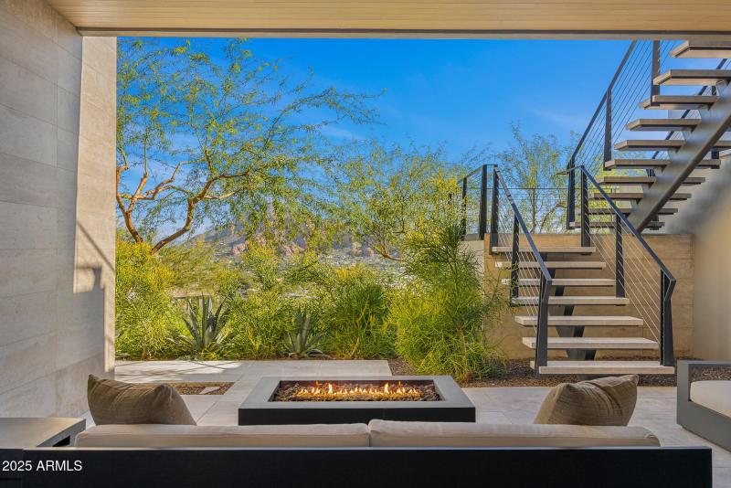 37guest bedroom patio