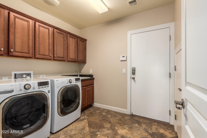 LAUNDRY WITH SINK& CABS