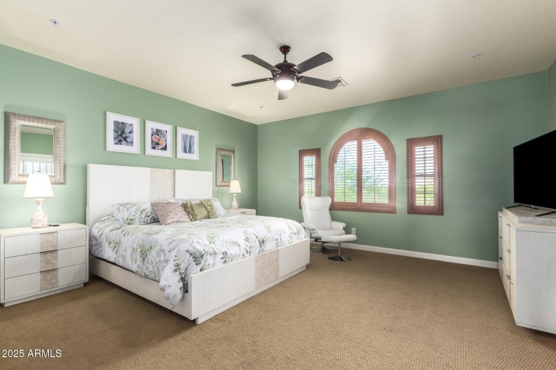 OVERSIZED PRIMARY BDRM