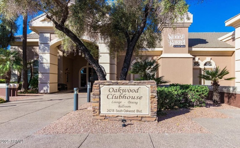 Oakwood Country Club club house entrance