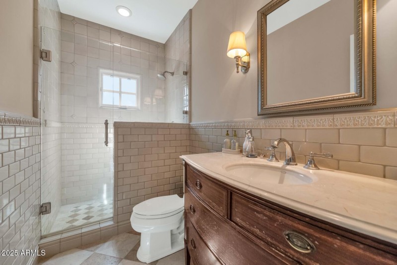 6032 E Lincoln Dr-large-026-023-TOD0397-