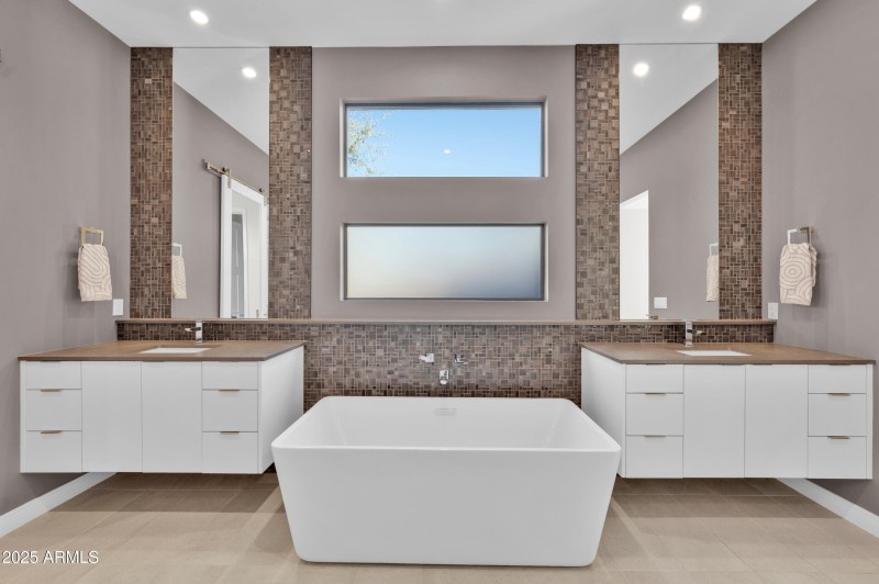 10929 E North Ln MLS-142