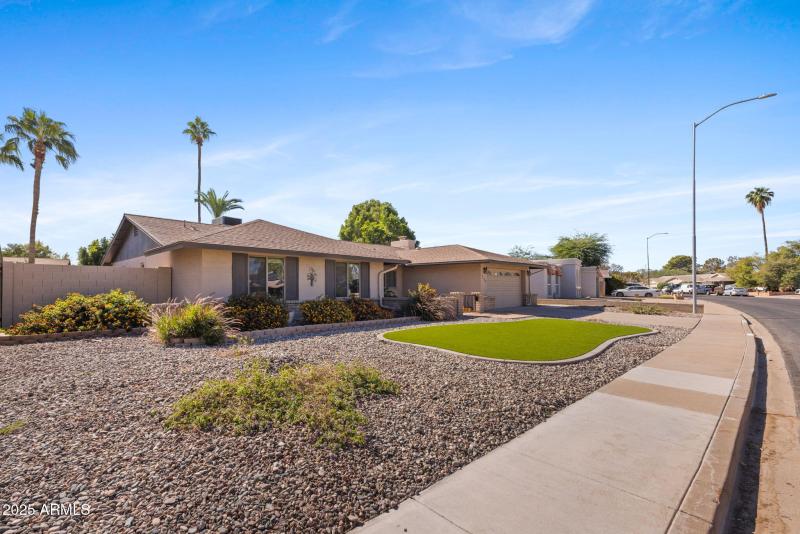 32-web-or-mls-2453-w-pecos-ave