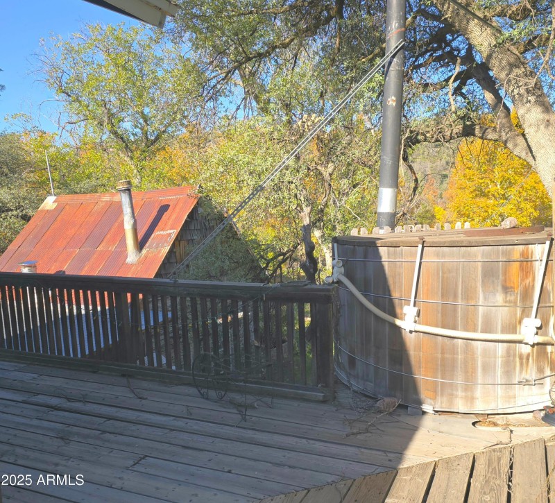 Aut Hot Tub on Deck betw Homes