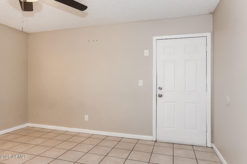 12-photo-Bedroom-0384da82-f141-4915-bf91