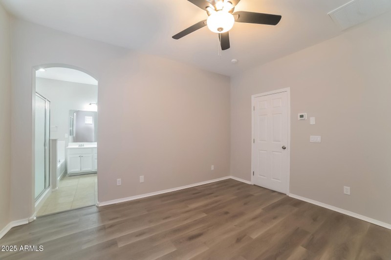 008-photo-main-bedroom-11283627