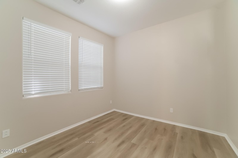 011-photo-bedroom-11283622