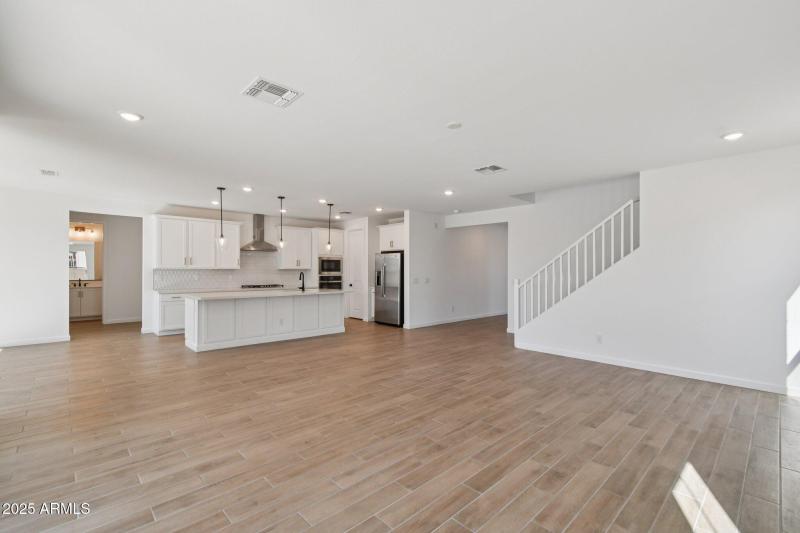 6-web-or-mls-E Saddle Way-S0111-006