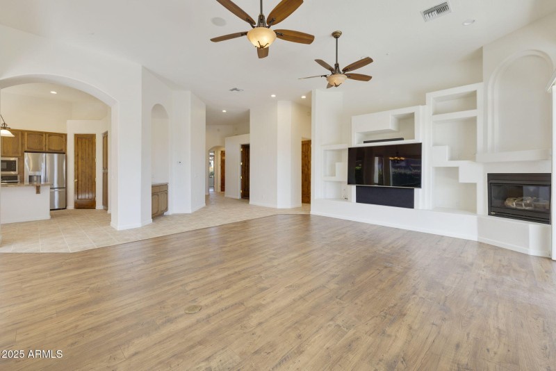 LIVINGROOM W/FIREPLACE