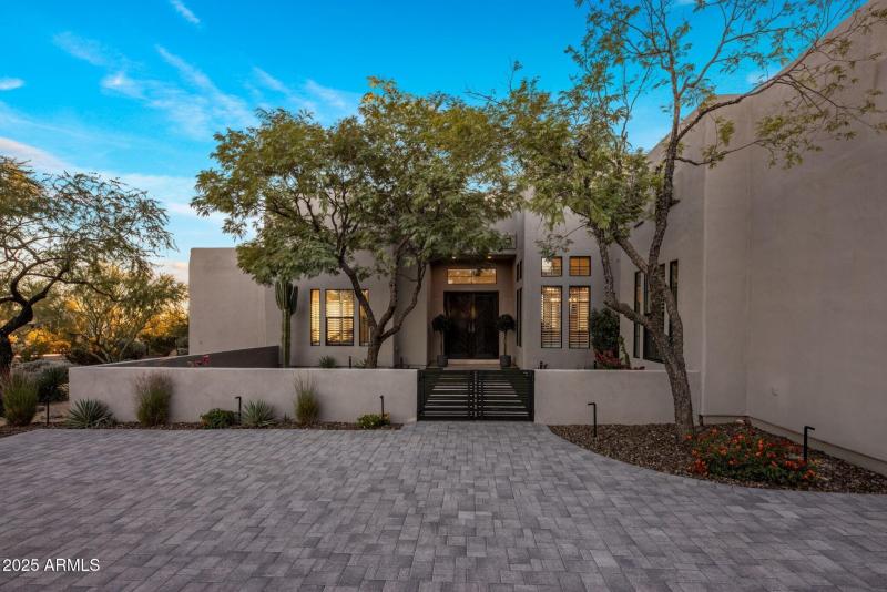 007_Entry Courtyard View