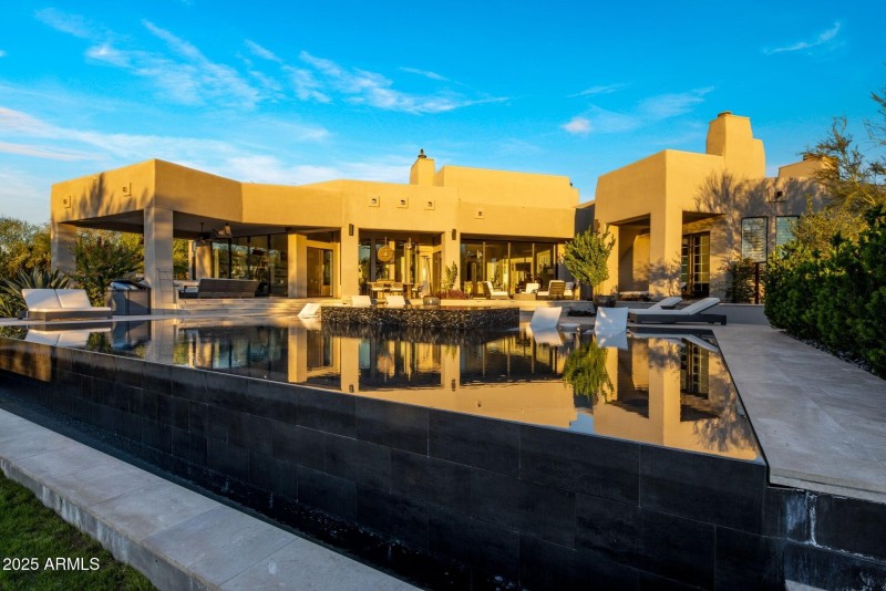 040_Back of Home wPool