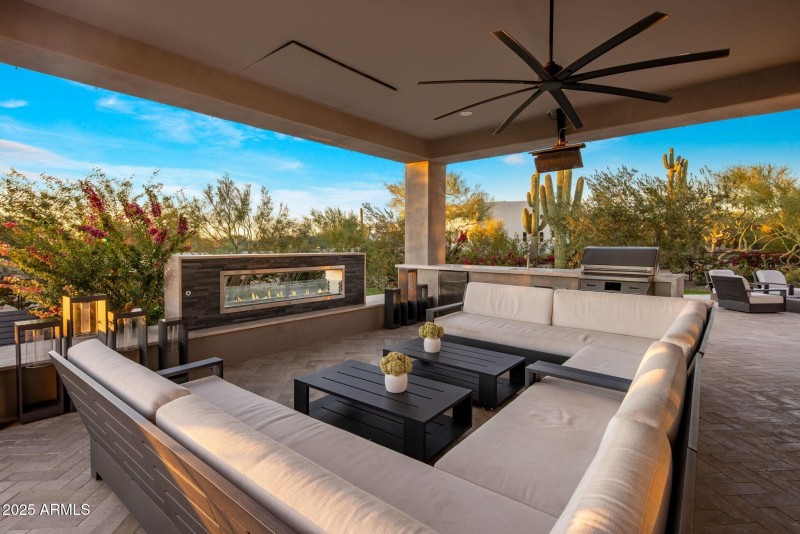 042_Outdoor Living with Kitchen