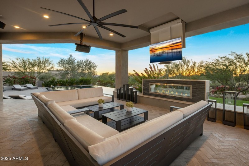 043_Outdoor Living wPop Down TV