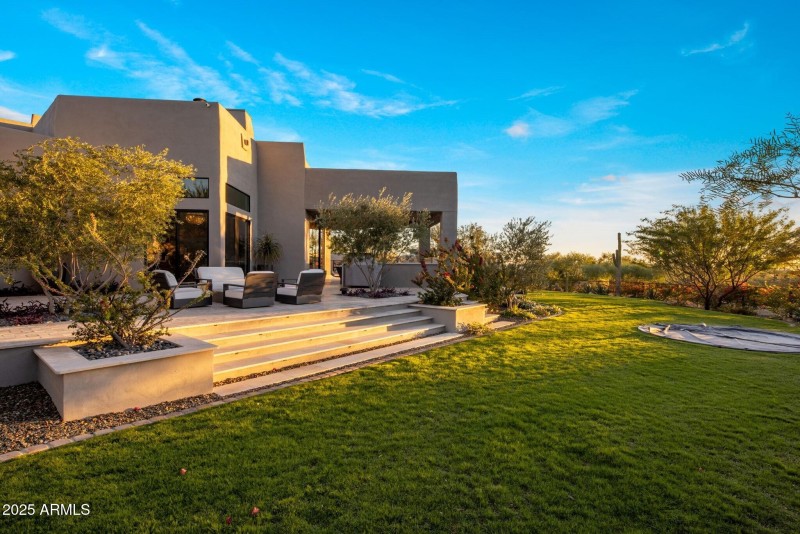 045_Yard wInground Trampoline