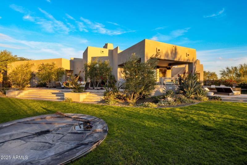 046_Yard wInground Trampoline