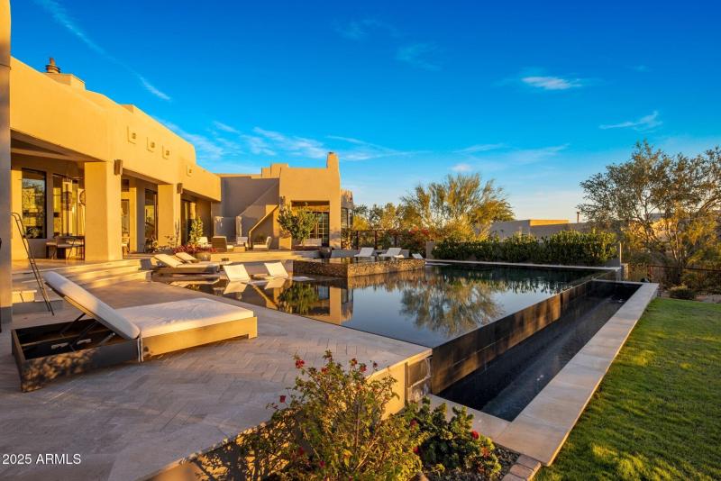 047_Pool wNegative Edge