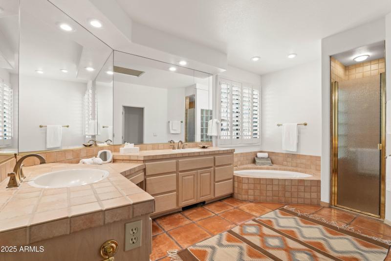 Master Bath Double Sinks and Jetted Tub
