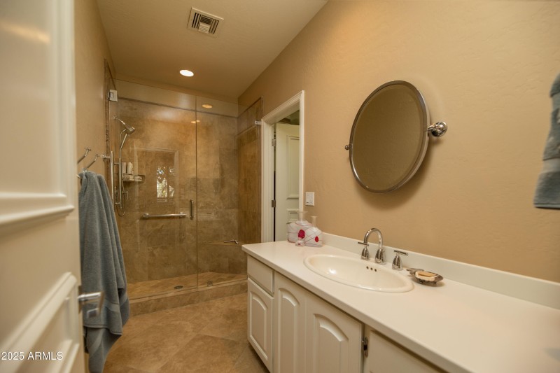 Main Floor En Suite Bath