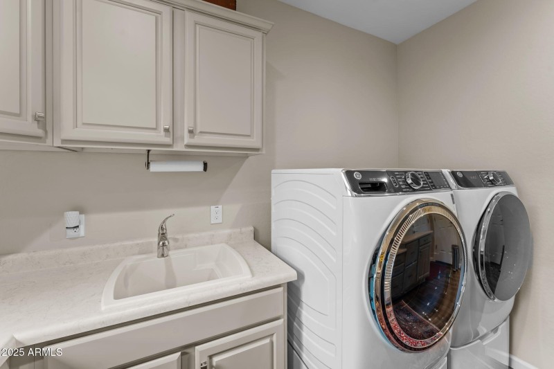 Laundry room w sink