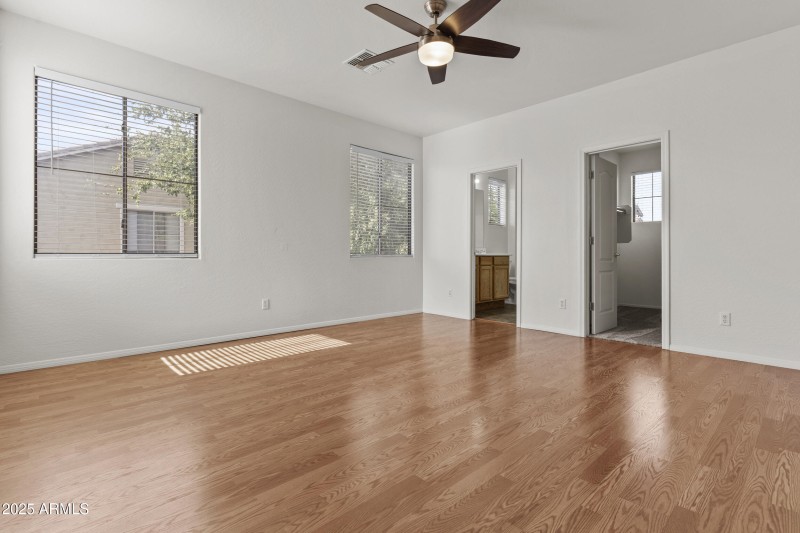 20 - Priimary Bedroom (2)