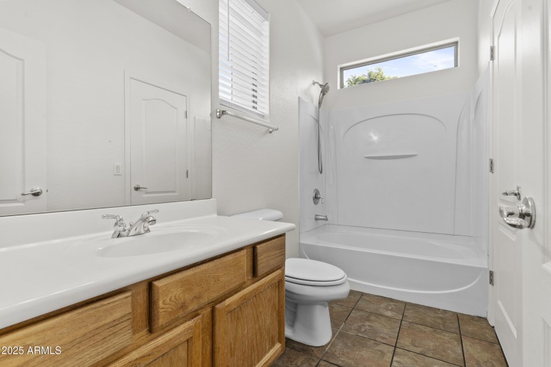 27 - Jack and Jill Bathroom (2)