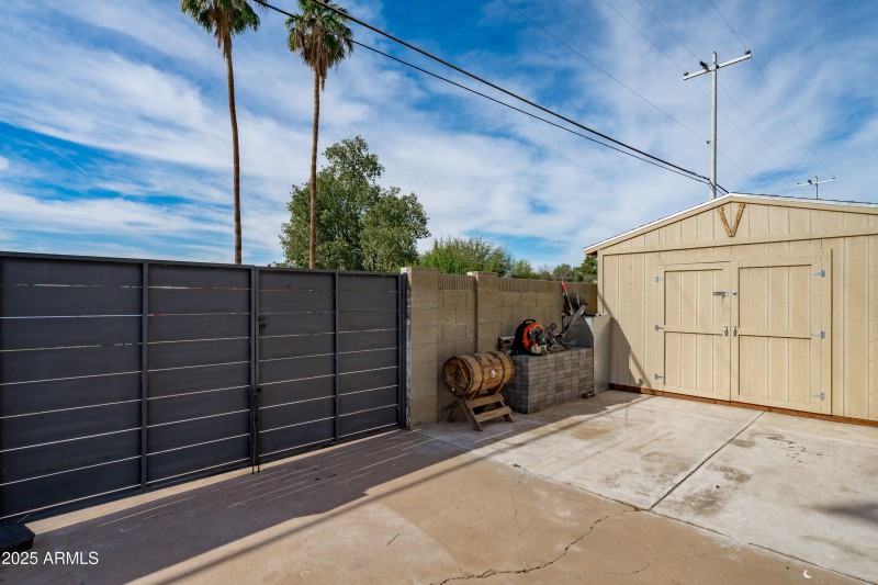 41-Storage and Side Gate