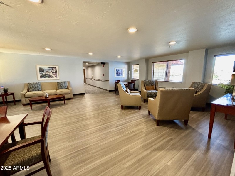Beautiful, remodeled lake view lounge