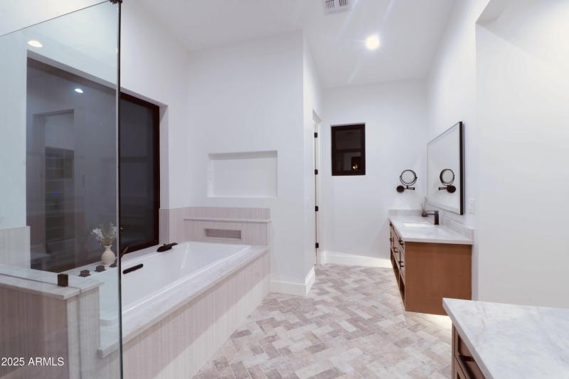 12 - Master bathroom 4