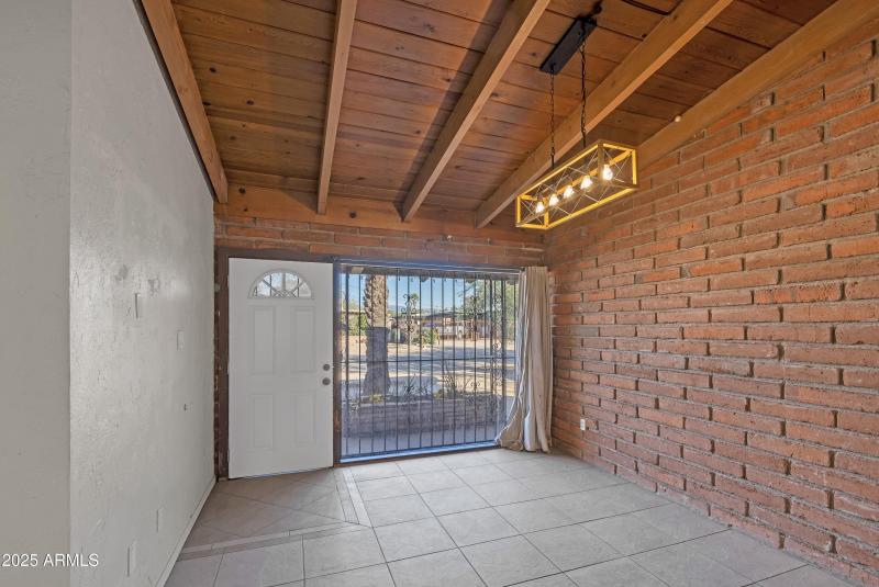 1303 N Roberts Way__001