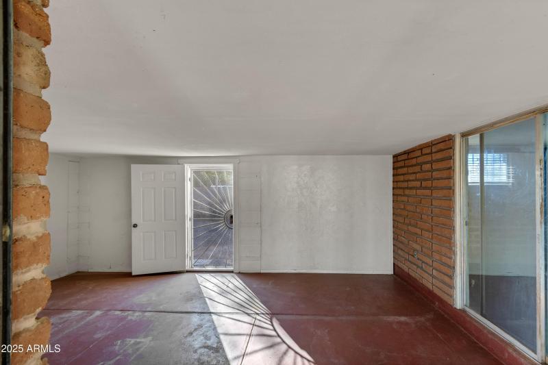 1303 N Roberts Way__012