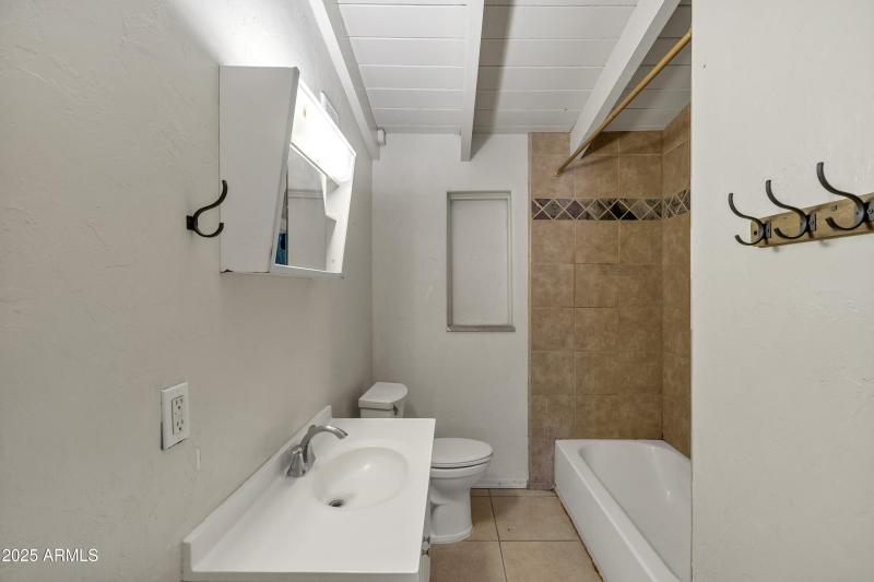 1303 N Roberts Way__023