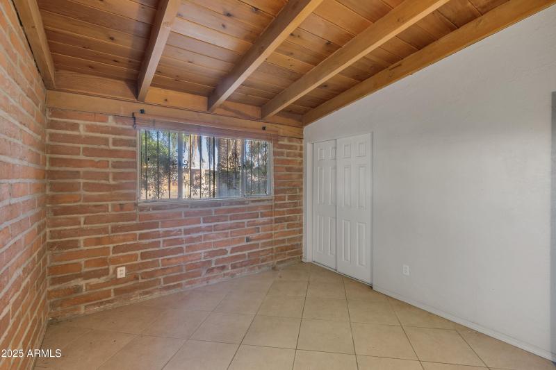 1303 N Roberts Way__032