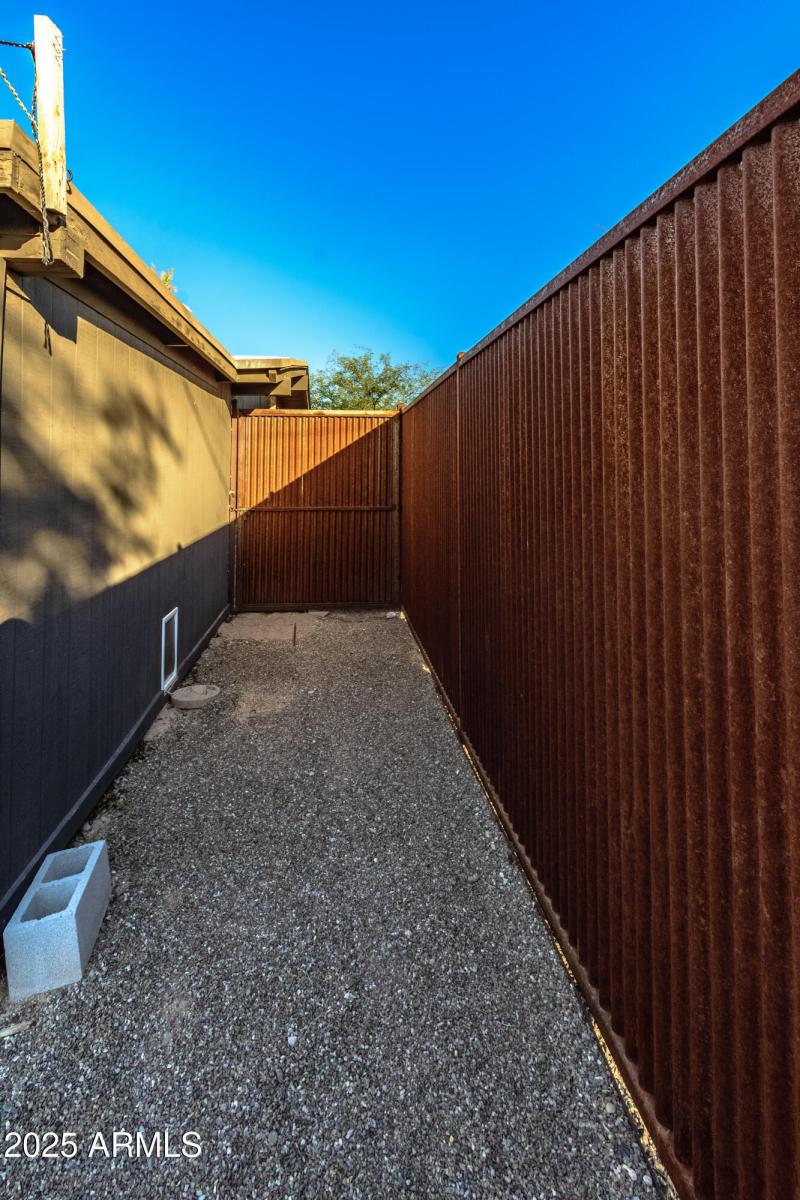 1303 N Roberts Way__042