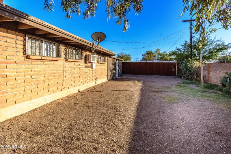 1303 N Roberts Way__060