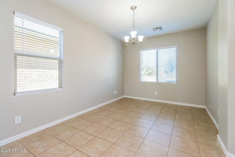 006-photo-dining-room-11633997