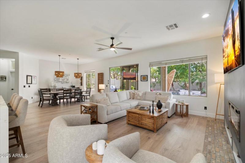 06-SHEENA Bright & Spacious