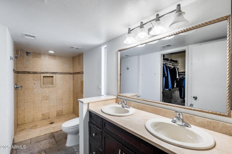 Primary bath dual sinks