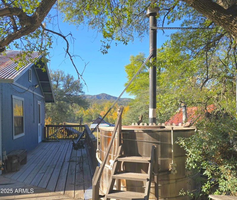 Aut 2-story Deck Hot Tub