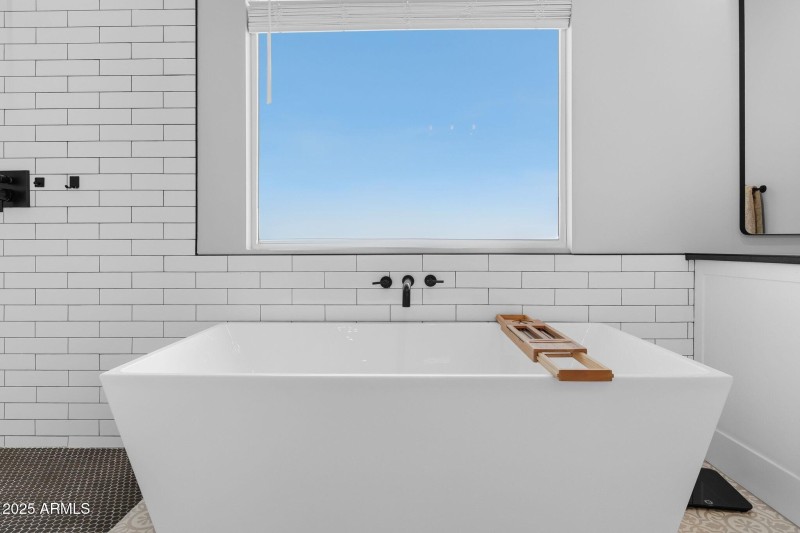 42-web-or-mls-19707 E Happy Rd-19 (2) -