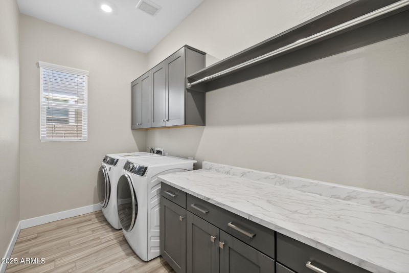 35)LAUNDRY ROOM