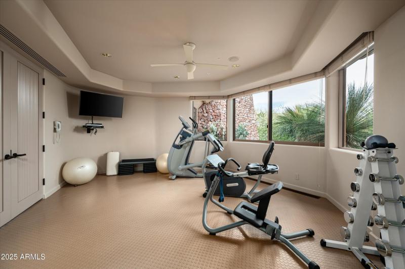 Fitness room with Desert Views