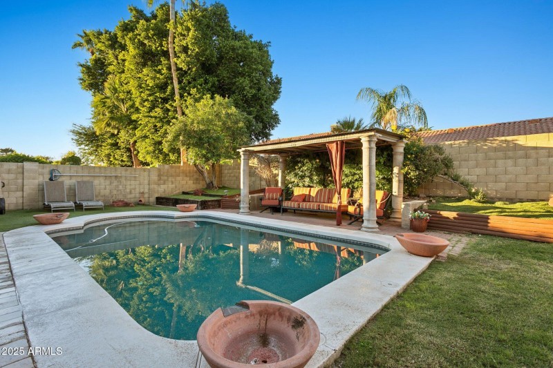 37-web-or-mls-4740-e-villa-maria-dr