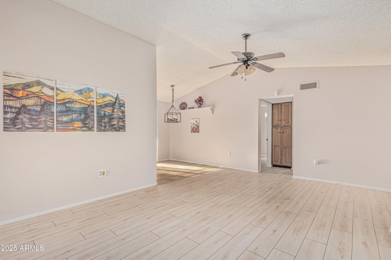 Conquistadoe Living rm 3