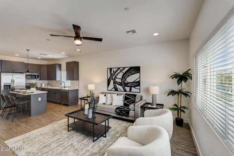 50367-3645 E Earll Dr-005