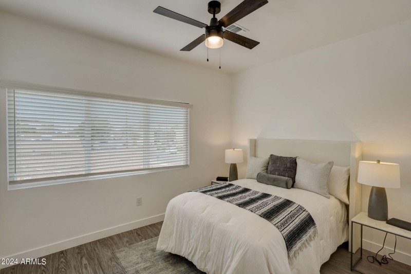 50367-3645 E Earll Dr-012