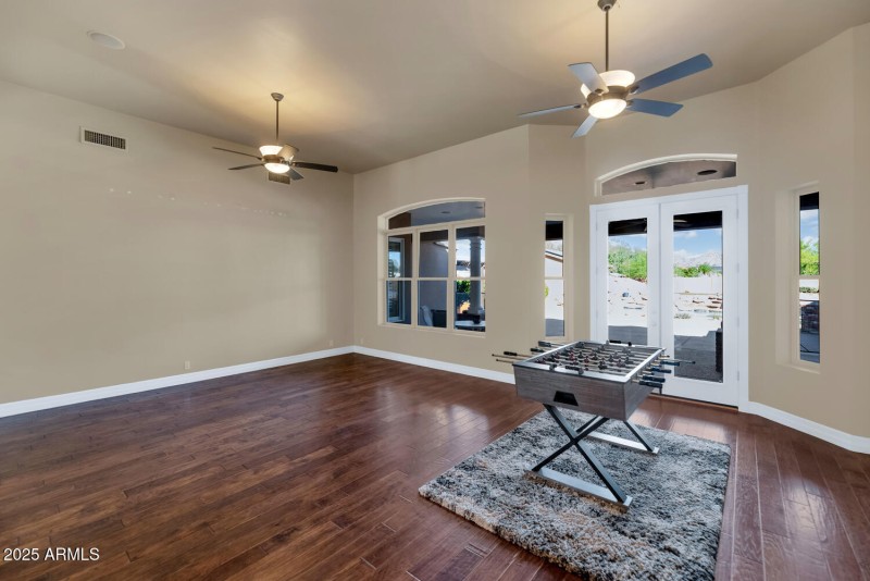 8406 W Williams Rd-large-008-044-8406 W