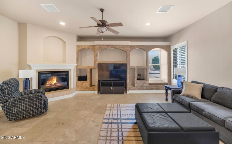 8406 W Williams Rd-large-009-031-8406 W