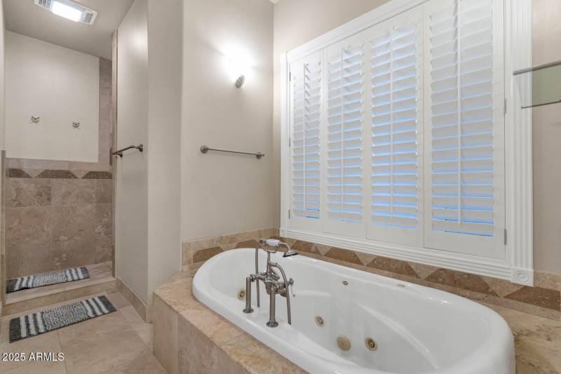 8406 W Williams Rd-large-020-021-8406 W