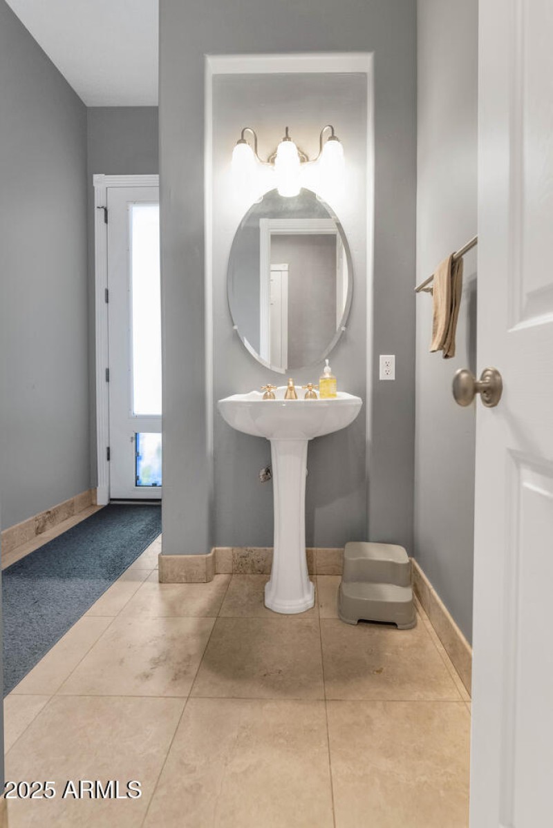 8406 W Williams Rd-large-028-026-8406 W