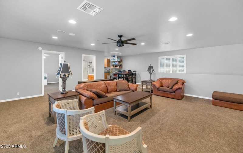 8406 W Williams Rd-large-030-033-8406 W